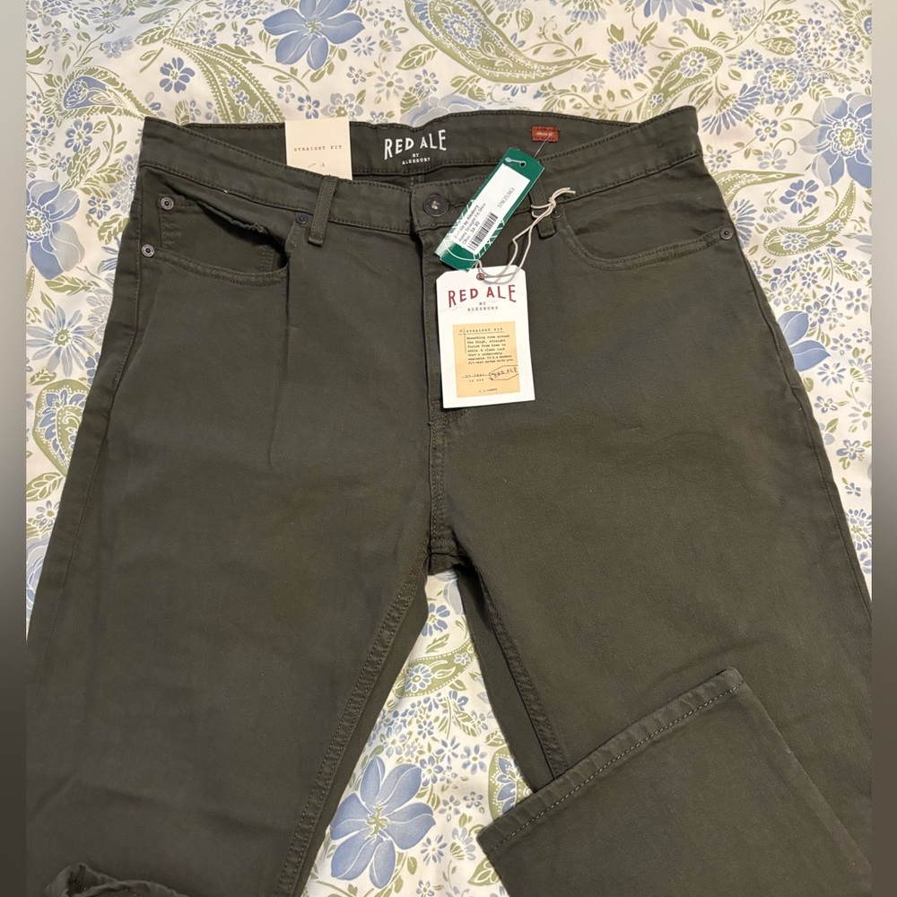 Red Ale by Alesbury Men’s straight leg pants